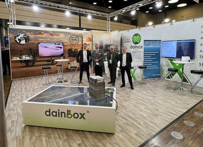 Messestand mit vier Kollegen