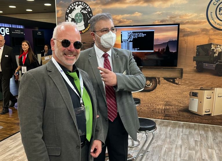 Messestand mit Kollege und einer Fliegersonnenbrille